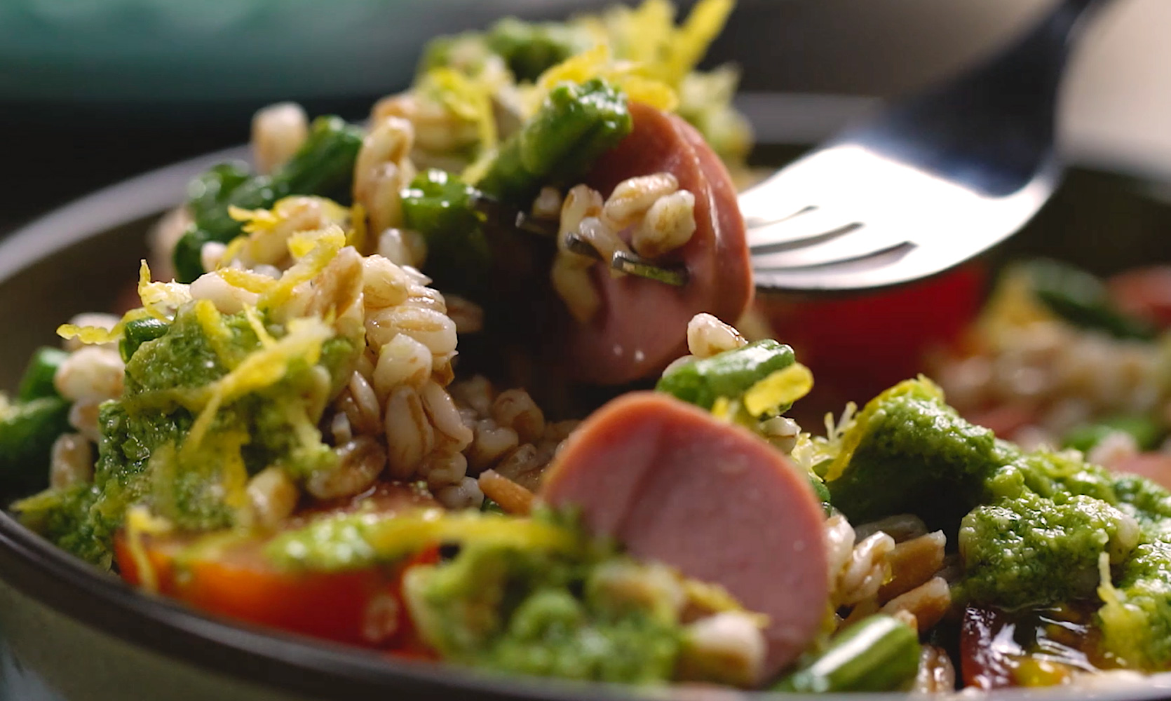 Insalata di farro al pesto di basilico con Wudy AIA Food