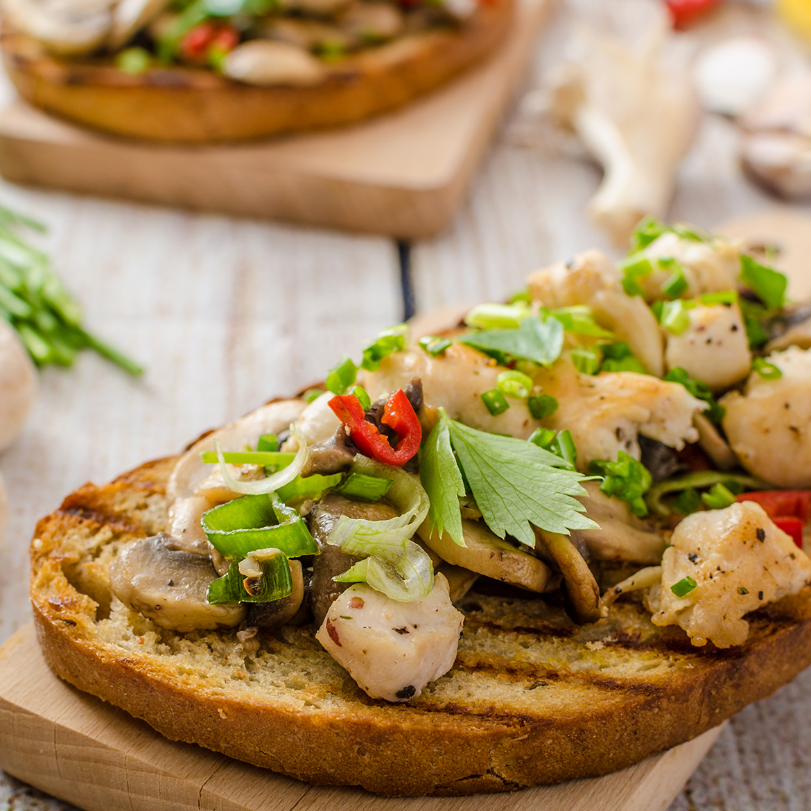 Bruschetta con pollo e funghi, la ricetta gustosa AIA Food