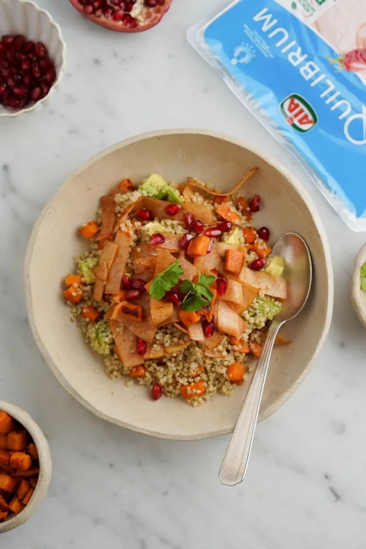 Quinoa Bowl con tacchino, patata dolce, avocado