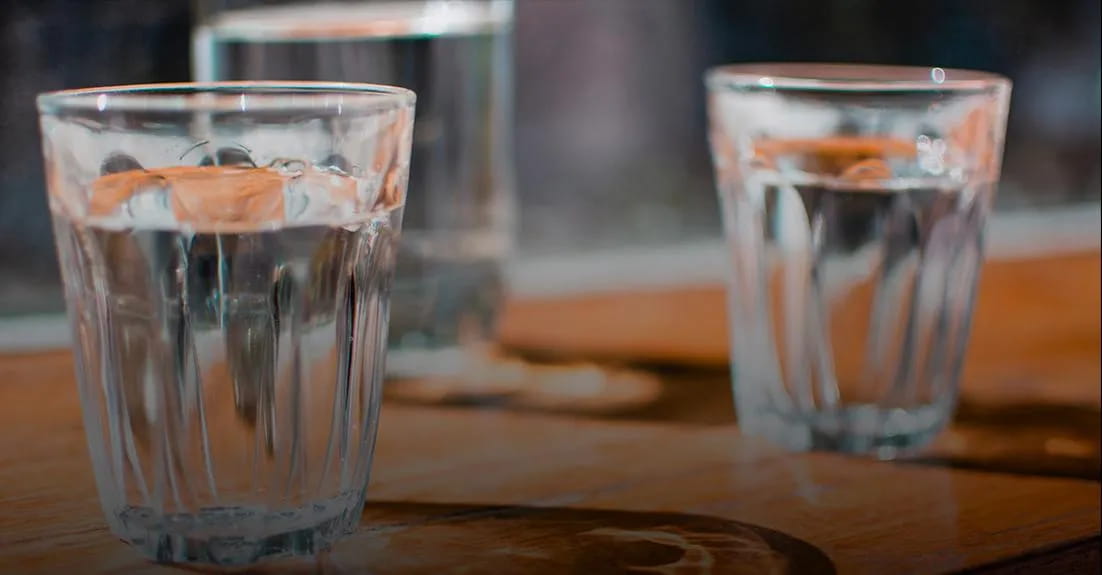 Bere 2 litri di acqua al giorno fa benissimo: ecco perché