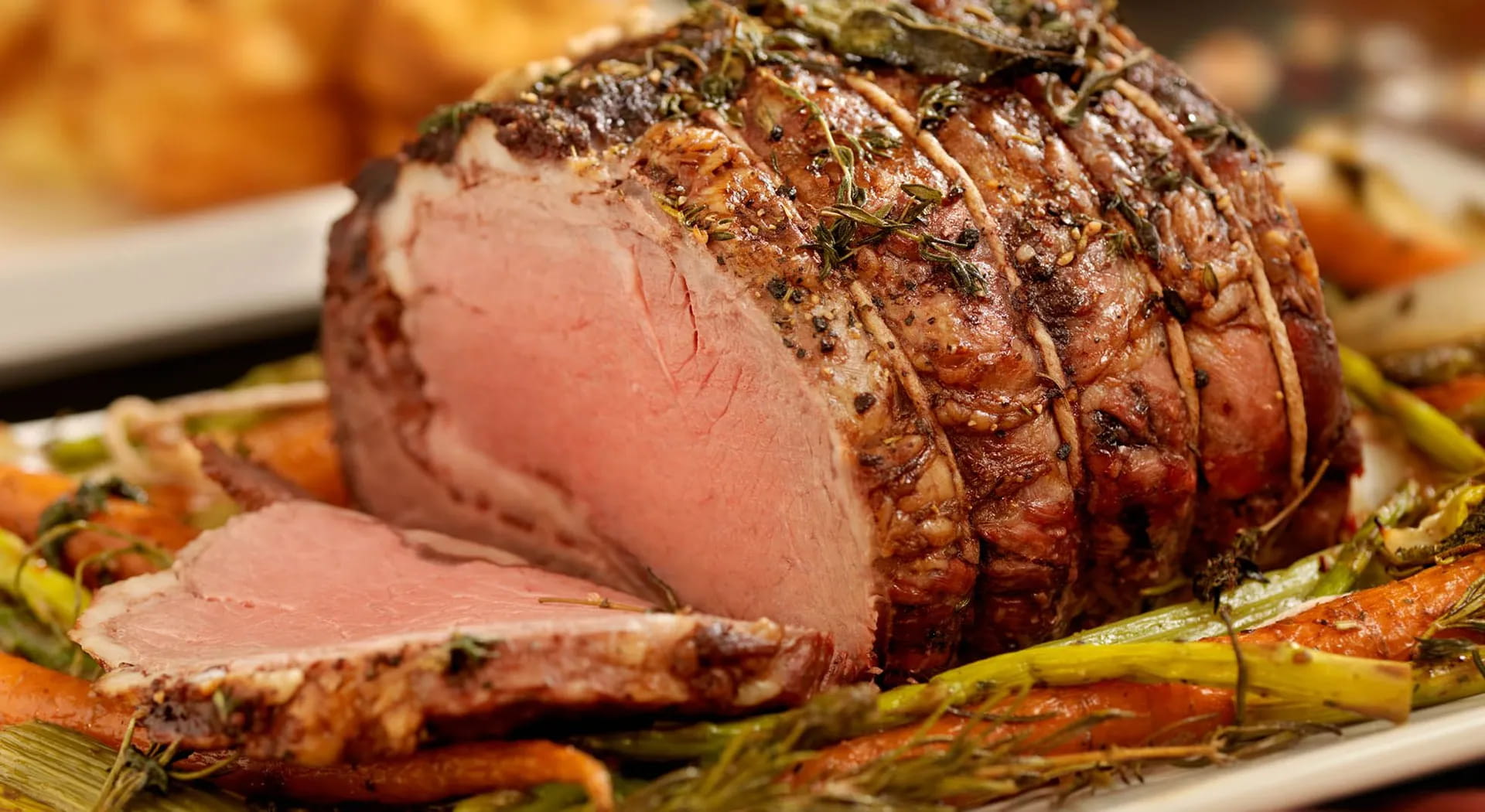 Wie man einen Braten bindet: Tricks und Geheimnisse, um es gut zu machen