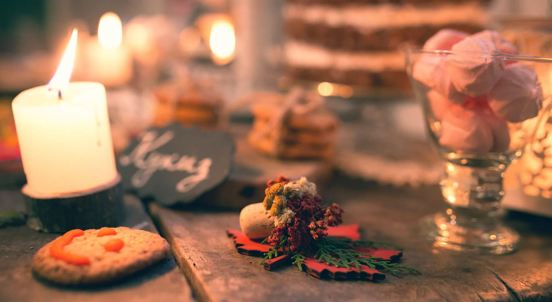 Decorare la tavola con le candele