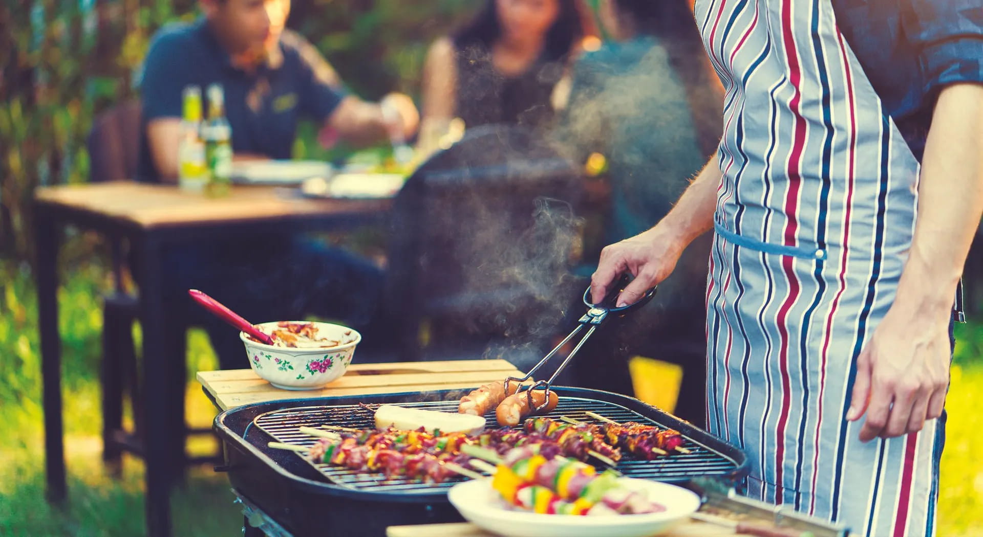 Barbecue, wie man mit der Küchenspritze mariniert