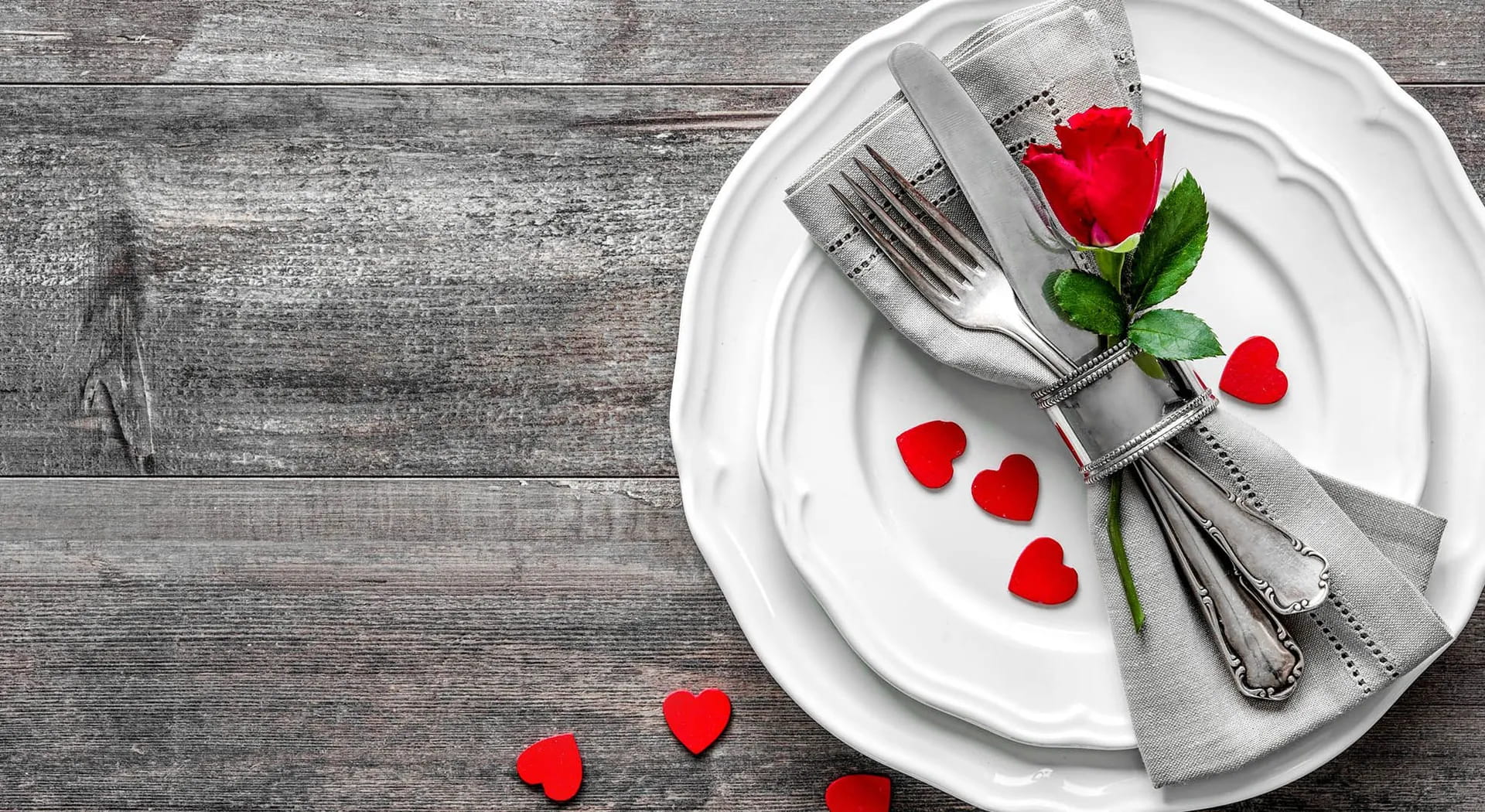 Wie man den Tisch für Valentinstag deckt: alle Ideen
