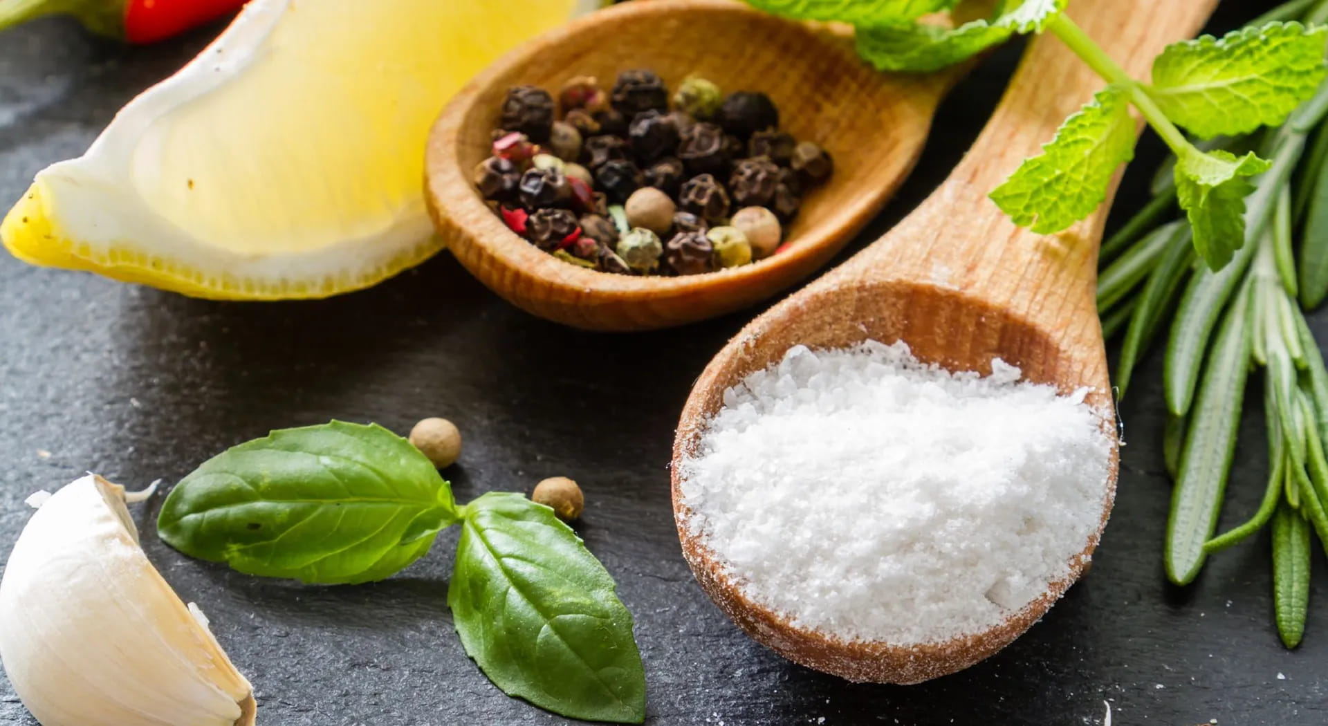 Cucinare senza sale e non rinunciare al gusto