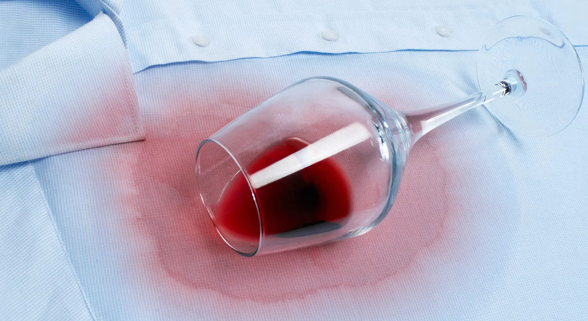Eliminare le macchie di vino rosso dalla camicia