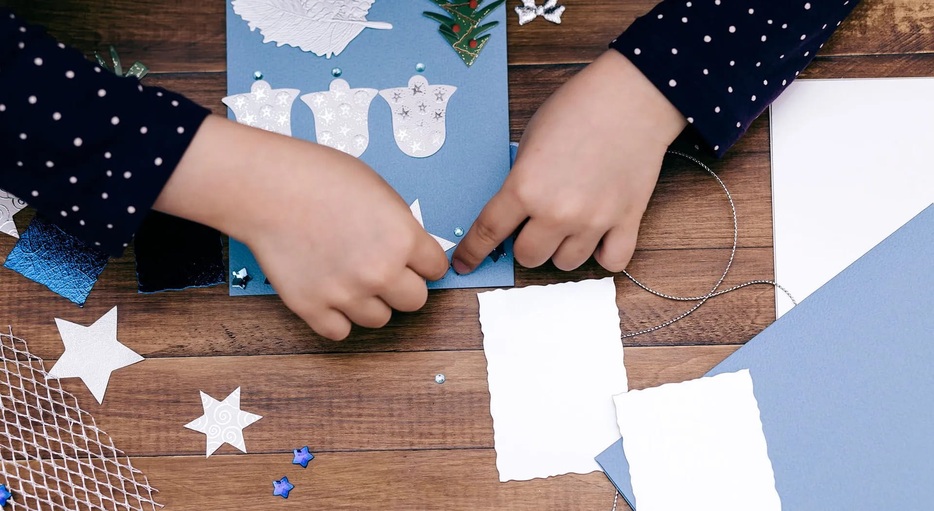 Weihnachtsbastelarbeiten mit Kindern zu machen