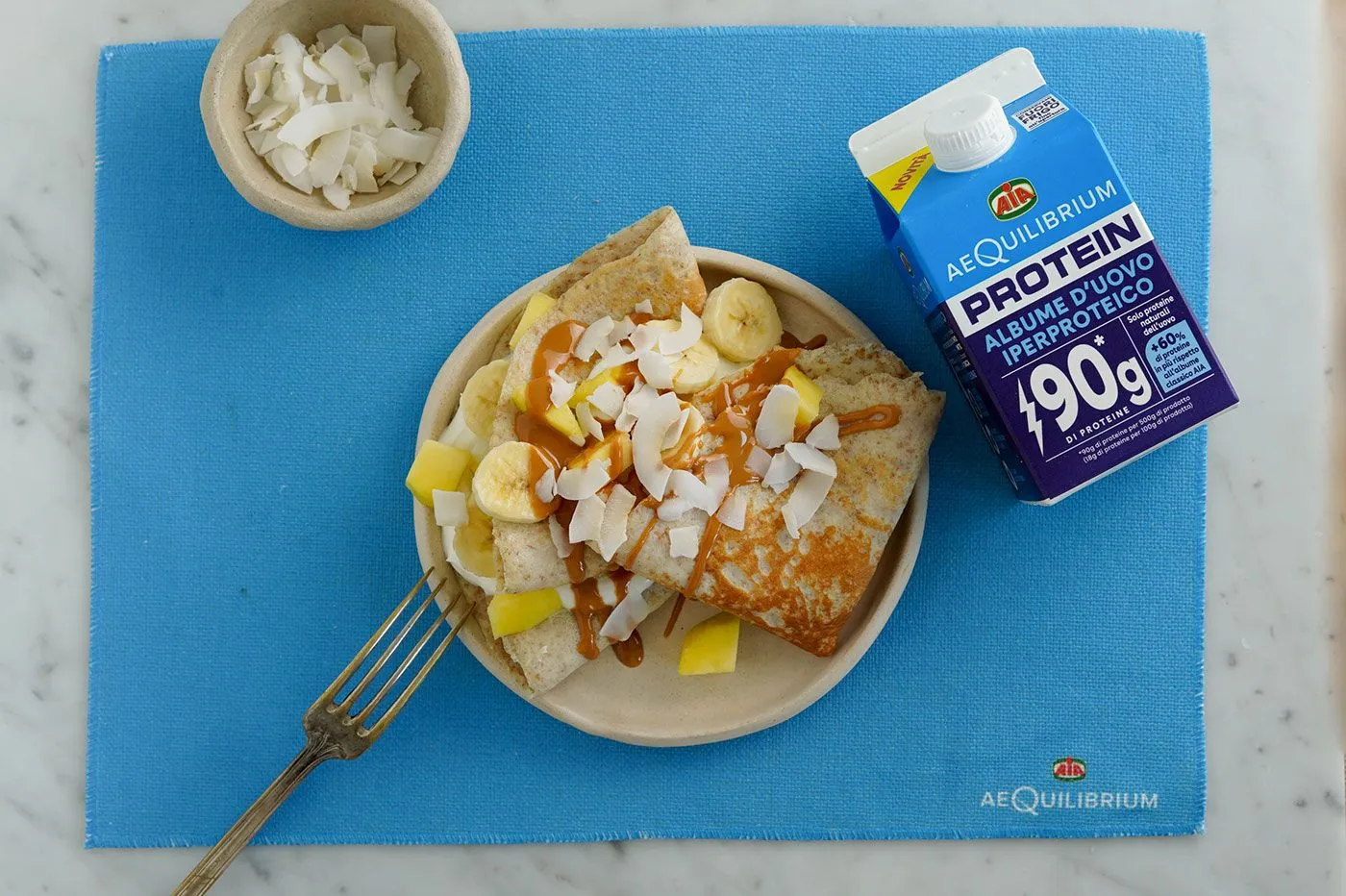 Crêpes con yogurt greco, mango, banana e cocco