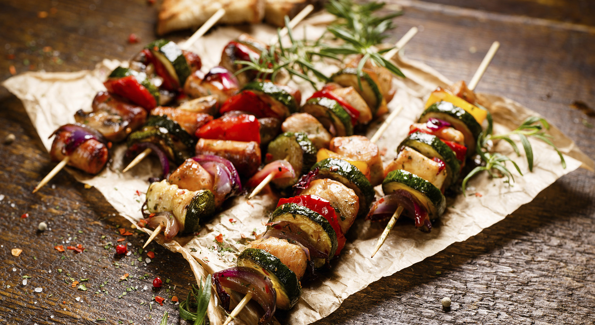 Шашлык. Шашлык. Шашлык дерево. Шашлык дерево. Шашлык на деревянном столе.