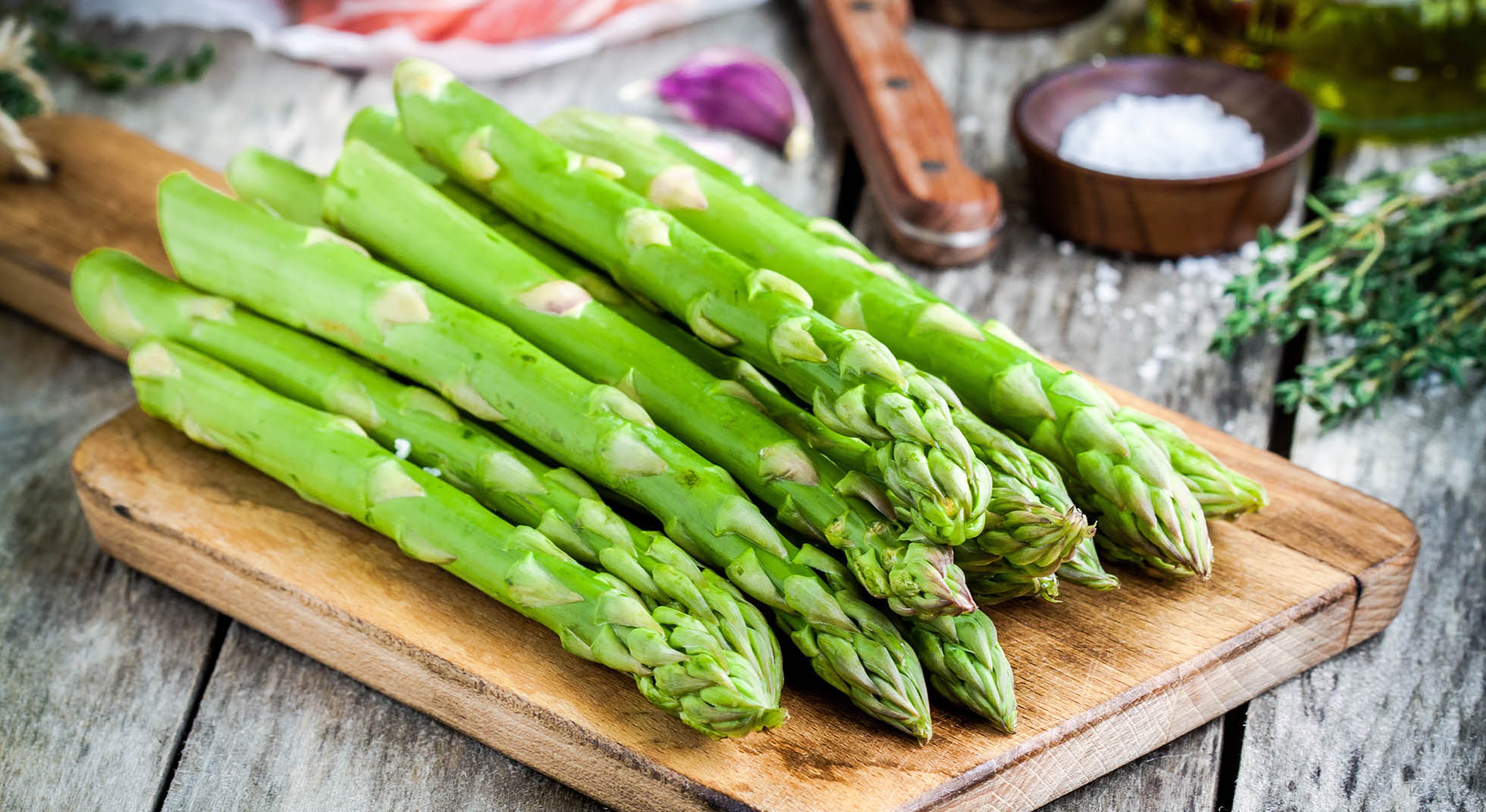 Как есть спаржу. Аспарагус спаржа. Спаржа зеленая. Спаржа (Asparagus officinalis).. Спаржа Королевская.