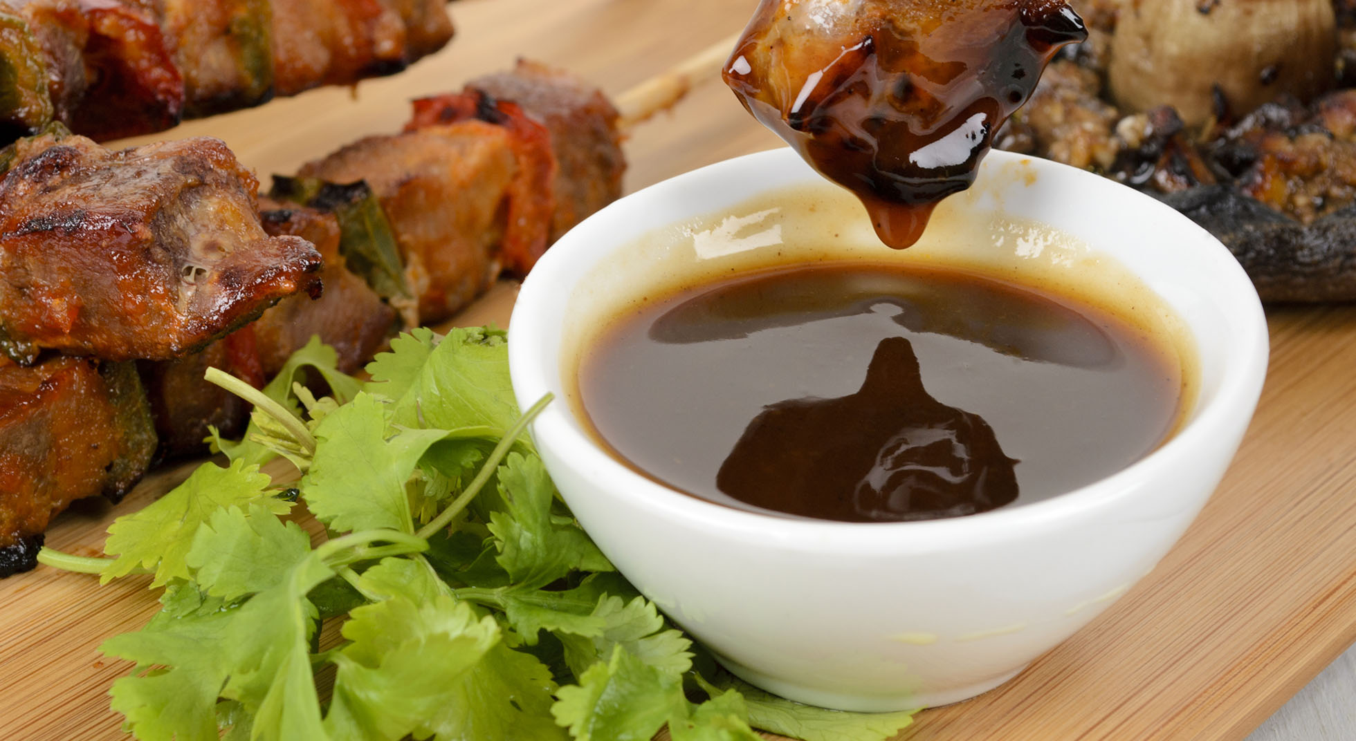 Соус для шашлыка из свинины. Соус для шашлыка. Блюдо для шашлыка. Соус шашлычный кавказский. Шашлык из шеи свинины.