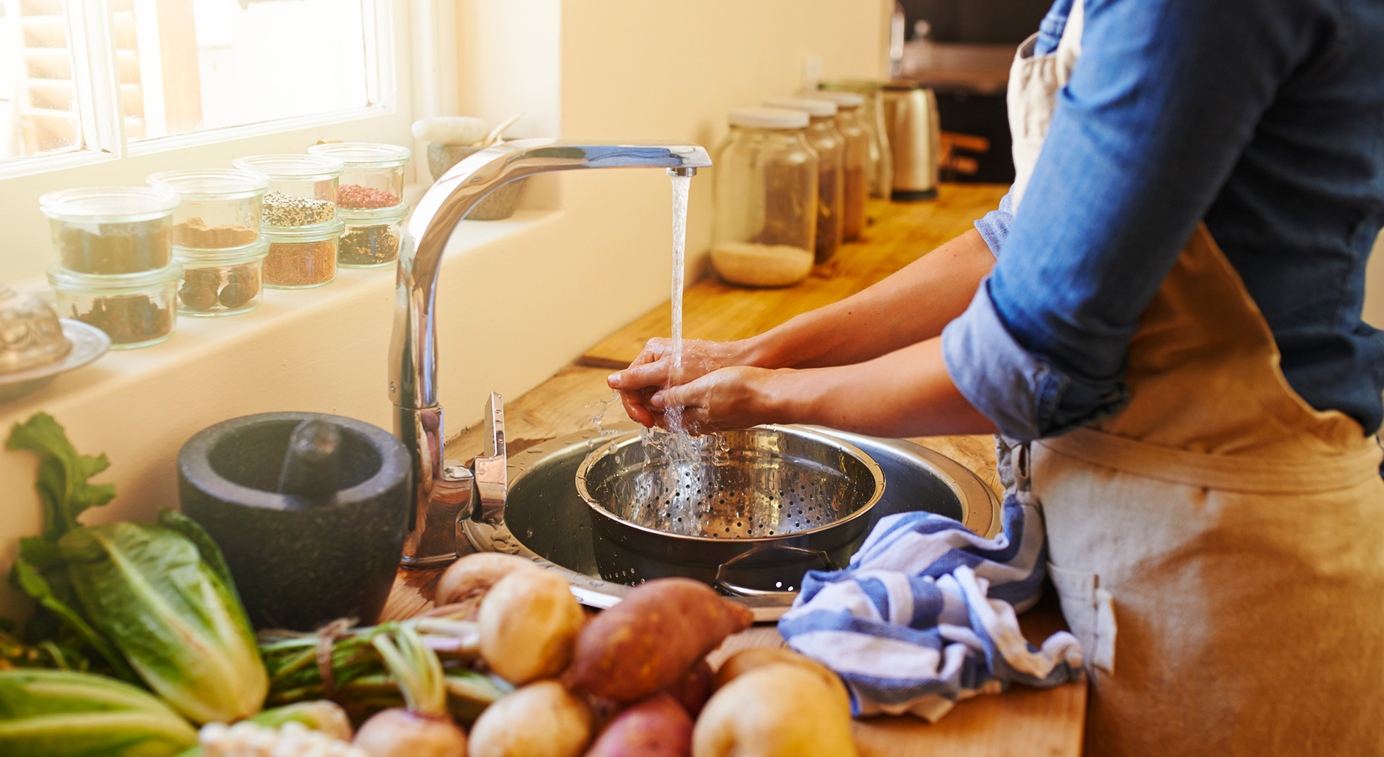 Pulire la cucina in 5 gesti, guida per disastri ai ...