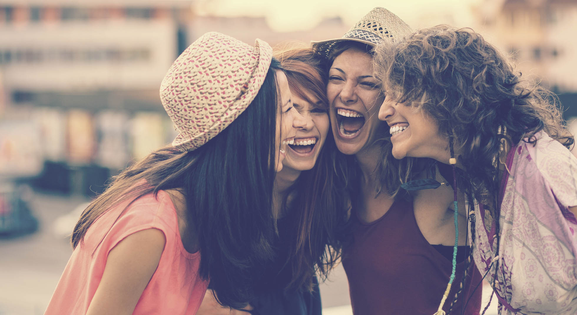Формула женской дружбы. Подруги смеются. Две подружки. Подруги веселятся. Две девушки смеются.