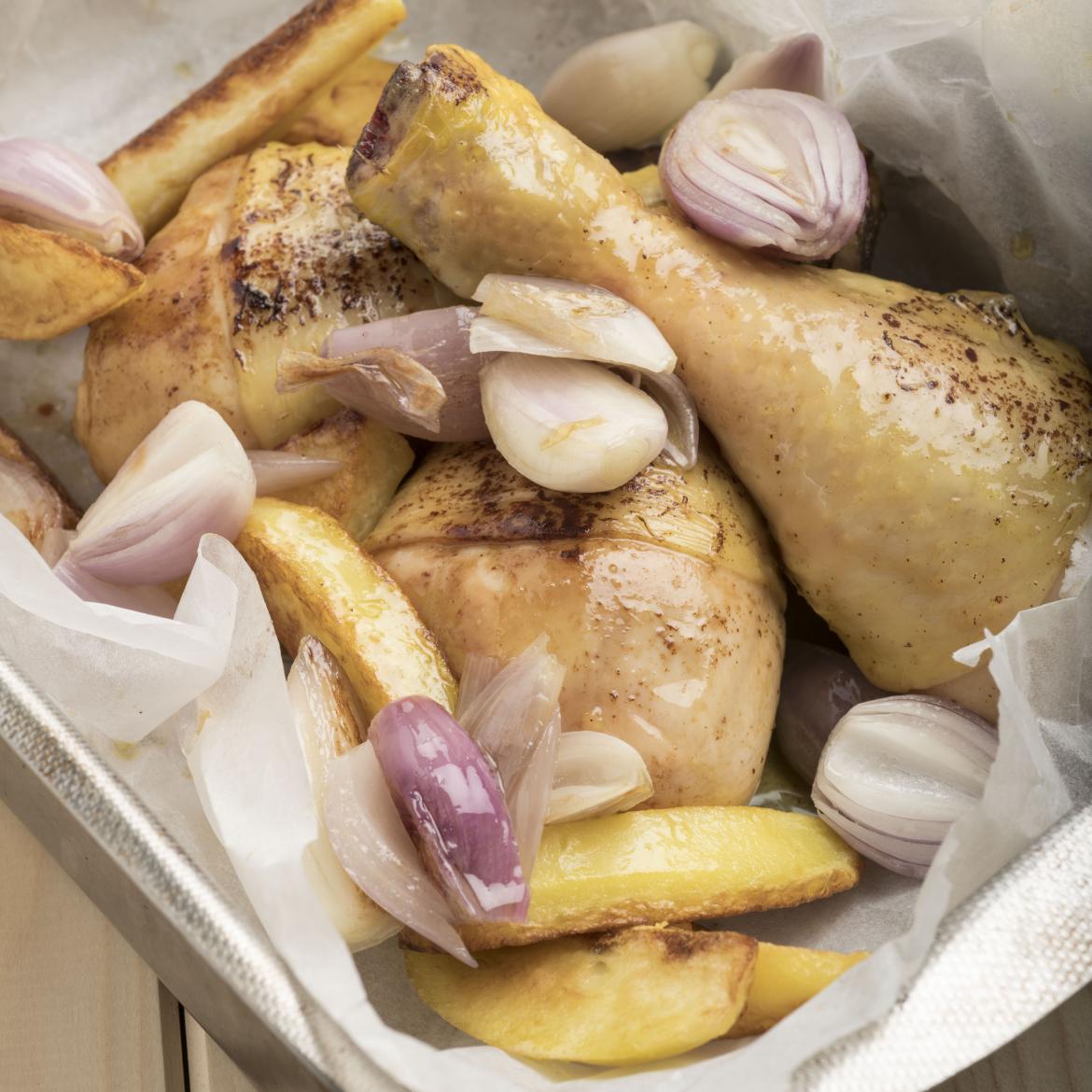 Coscette di pollo al cartoccio con patate, scalogni e timo ...
