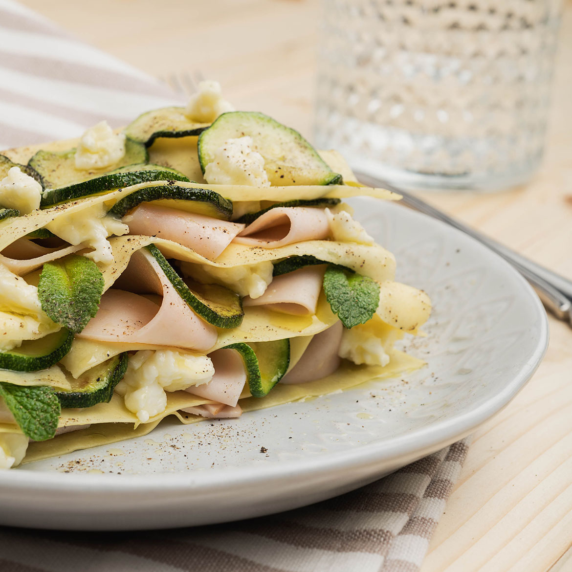 Lasagnetta bianca con petto di tacchino e zucchine | AIA Food