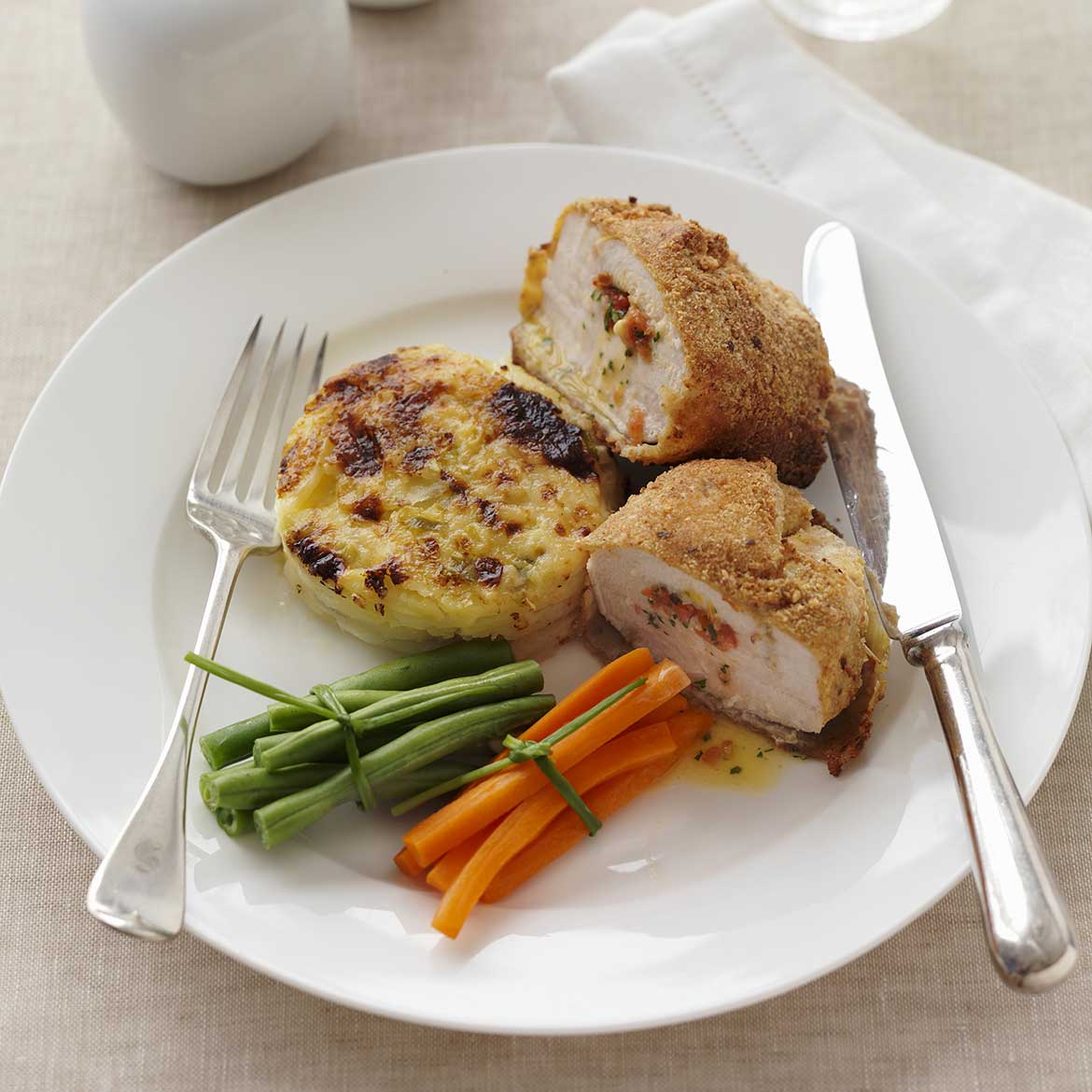 Pollo ripieno con roesti di patate e zucchine | AIA Food
