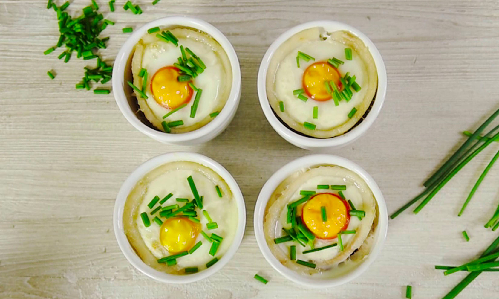 Uova in cocotte con funghi, crème fraîche e bacon | AIA Food
