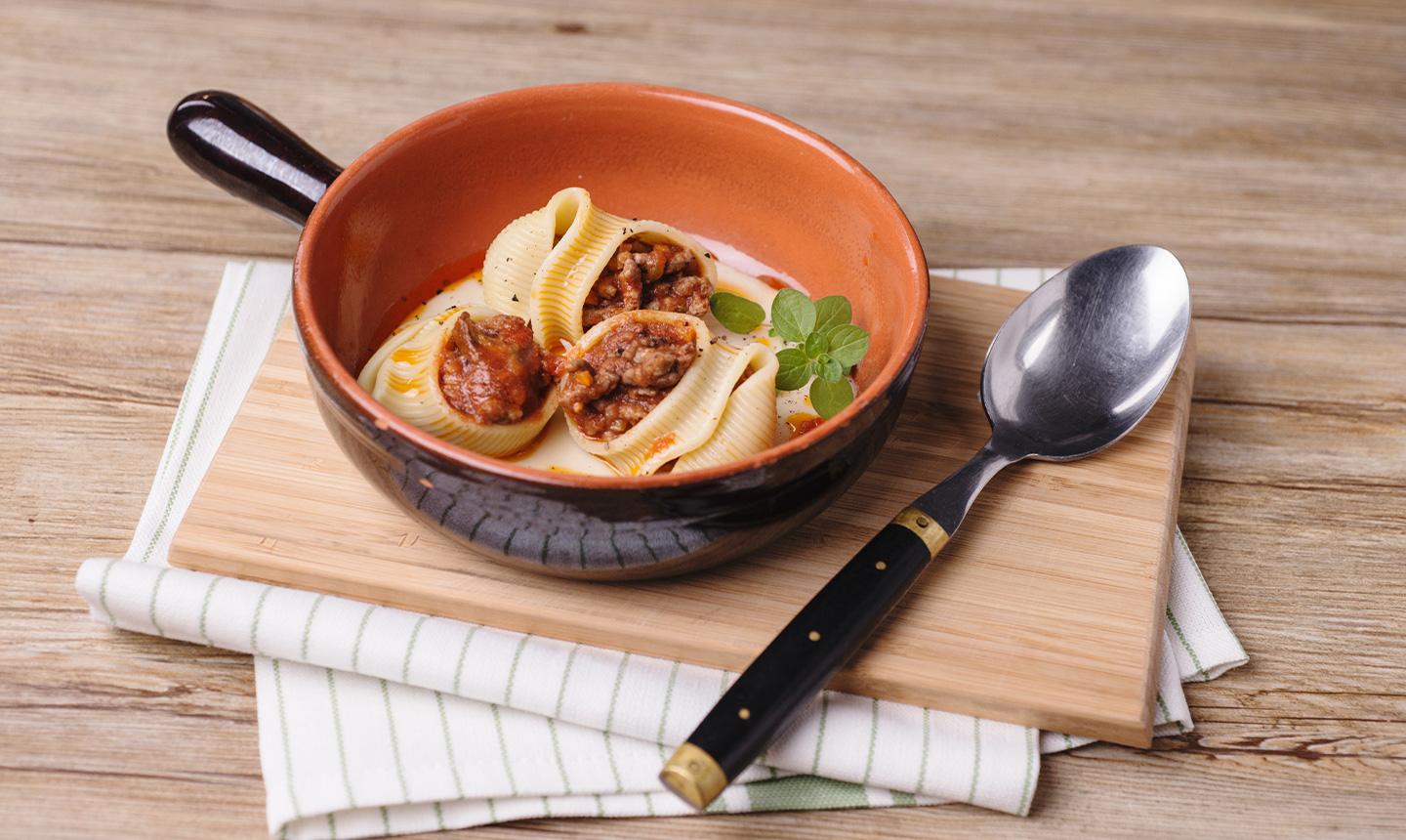 Conchiglioni gratinati ripieni di ragù di carne e funghi ...