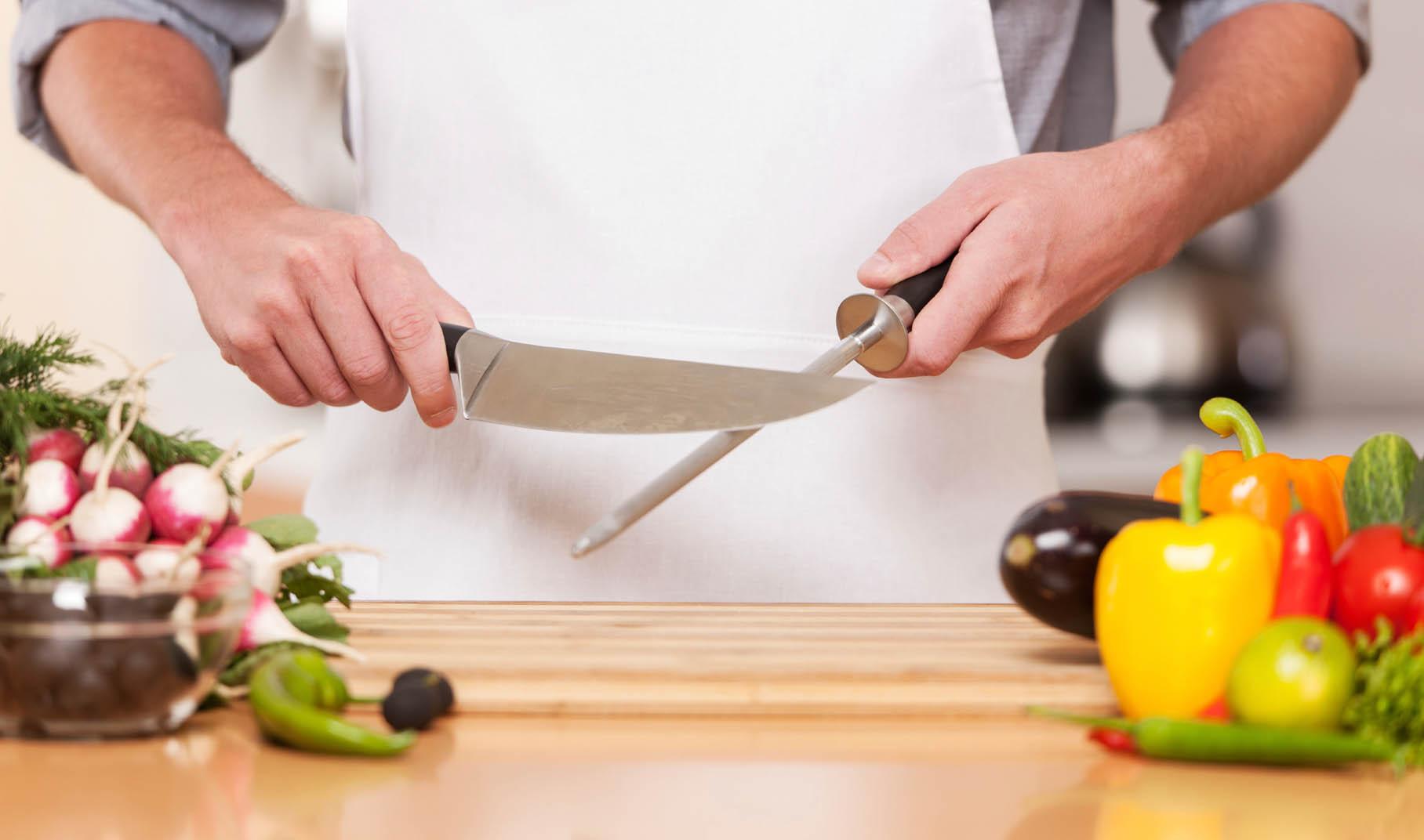 Навык кулинария. Повар точит нож. Нож кухонный гастрономический. Нож для чая. Sharpening Kitchen Knife.