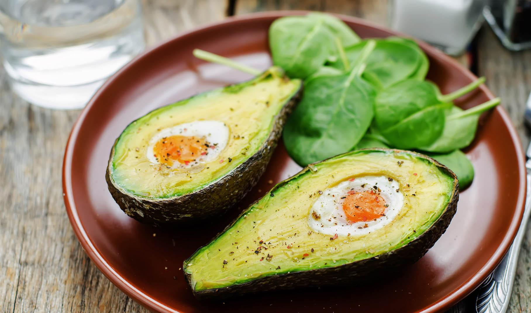 Добавить авокадо. Кушать авокадо. Добавить авокадо. Спелость авокадо. Мякоть авокадо.