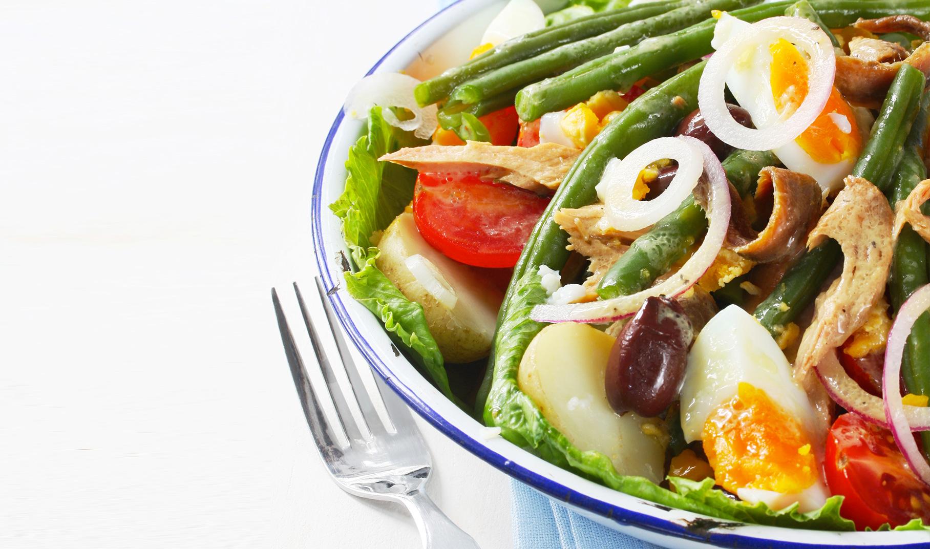 нисуаз с тунцом и стручковой фасолью. салат с тунцом и спаржевой фасолью. салат с тунцом консервированным и фасолью стручковой. салат с тунцом и картофелем. салат с тунцом и стручковой фасолью.