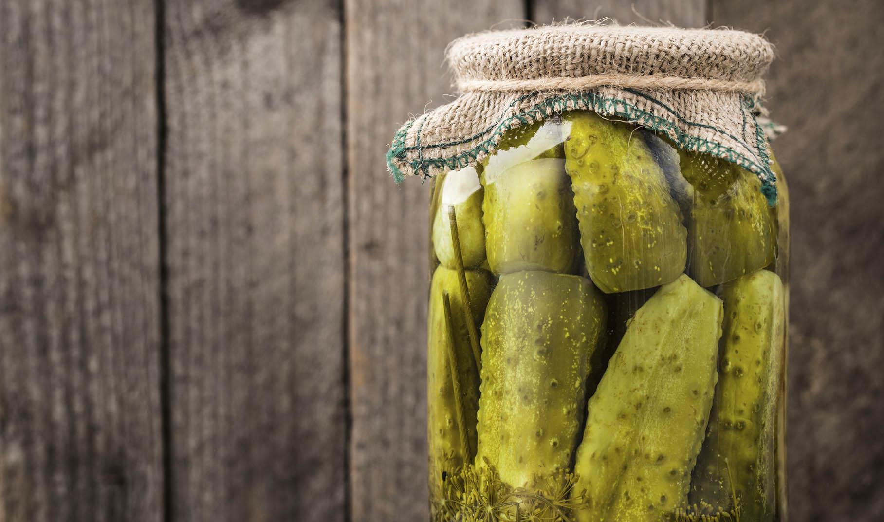 огурцы. маринованные огурцы и грибы. полные свойства огурца. солёные огурцы. пикули корнишоны зеленцы.