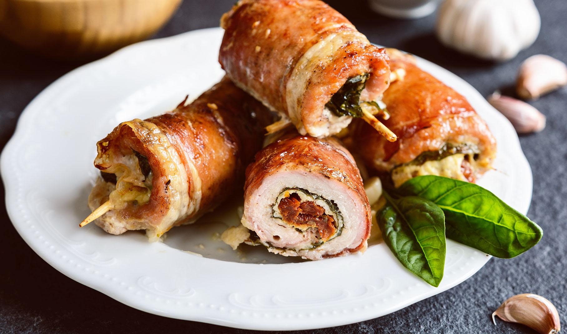 Куриные рулетики в беконе