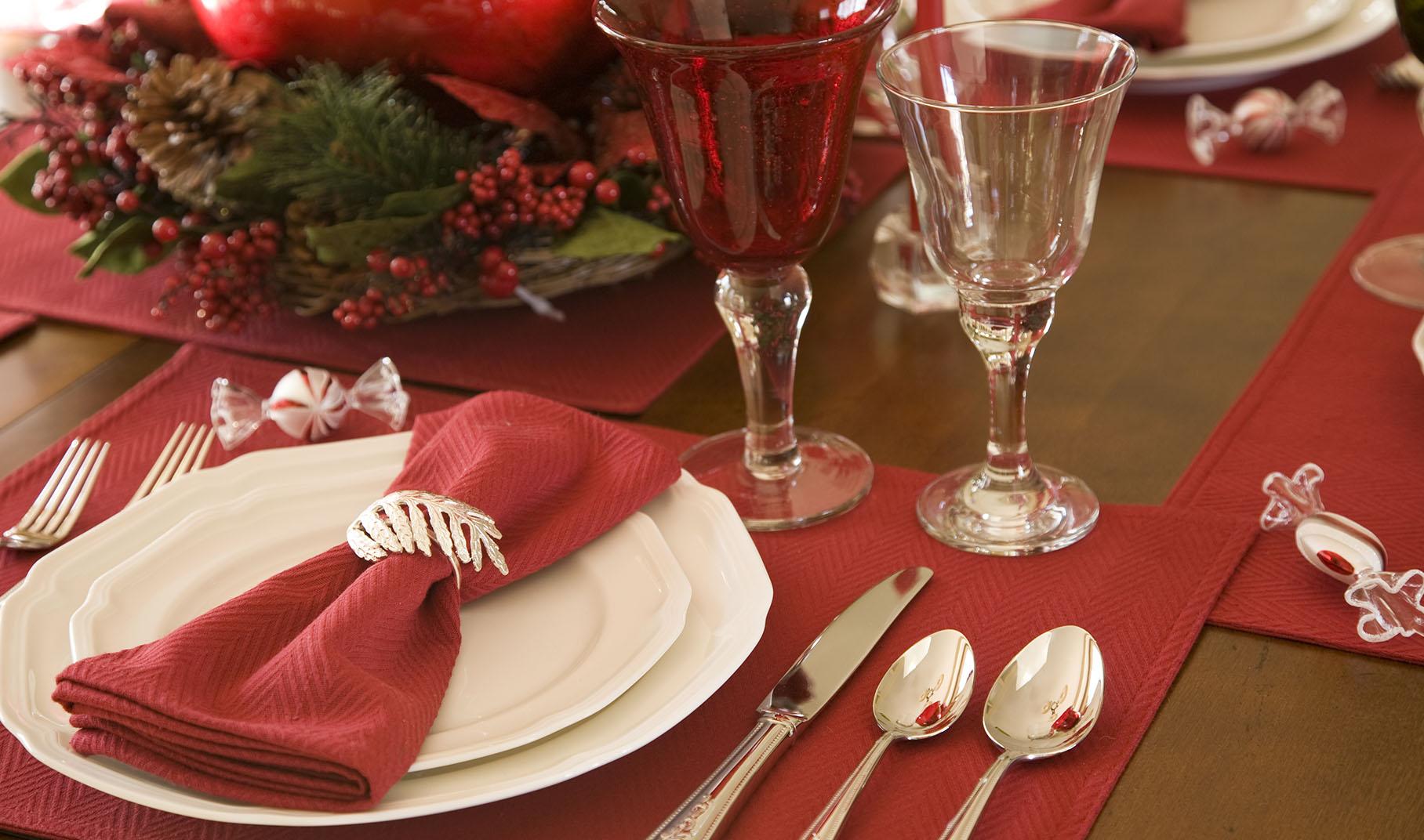 Come Apparecchiare Tavola A Natale Come apparecchiare la tavola di Natale tradizionale | AIA Food