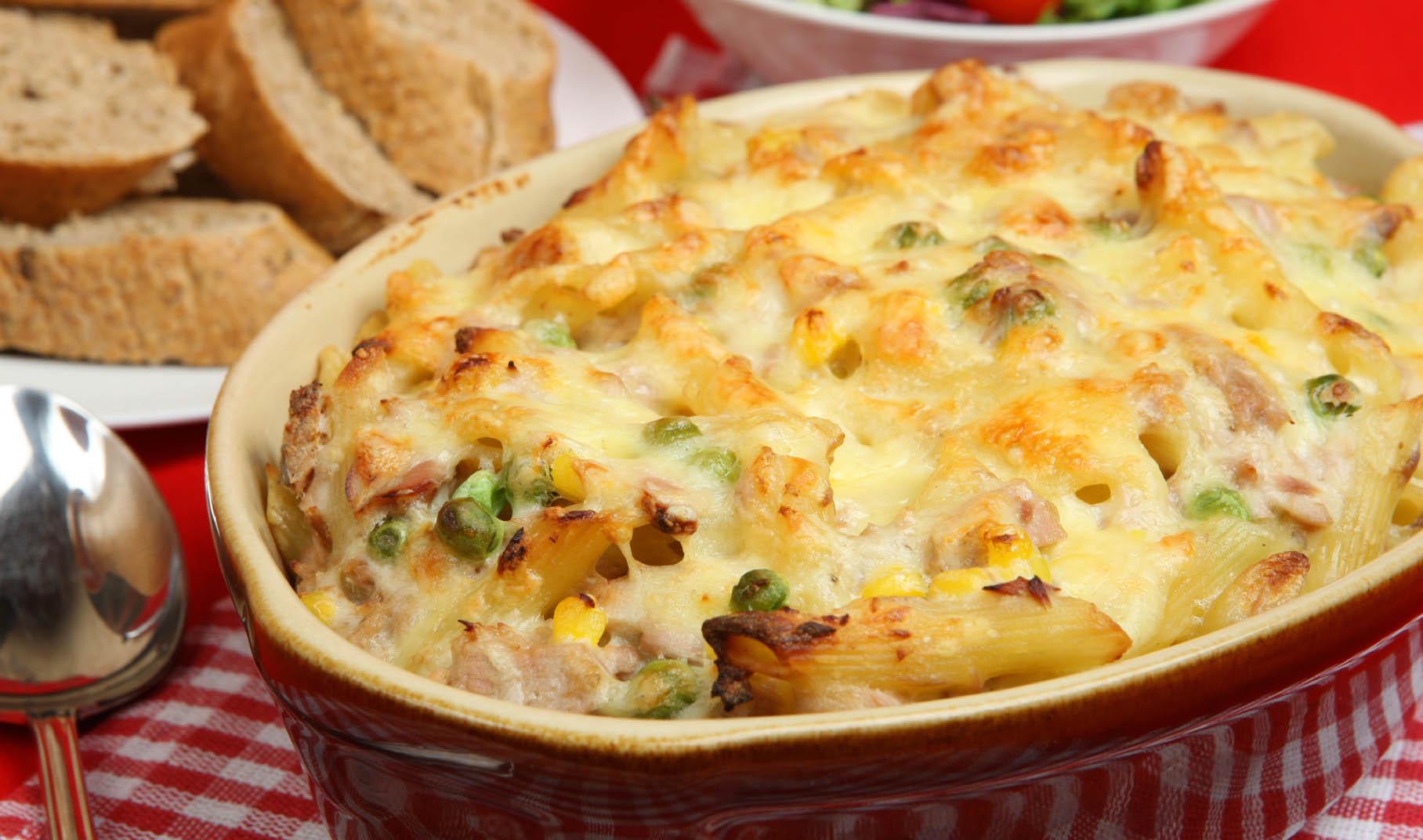 запеканка с тушенкой в духовке. картошка с тушенкой в духовке. запеканка из макарон с мясом. запеканка с тушенкой в духовке. запеканка из спагетти с мясом в духовке.