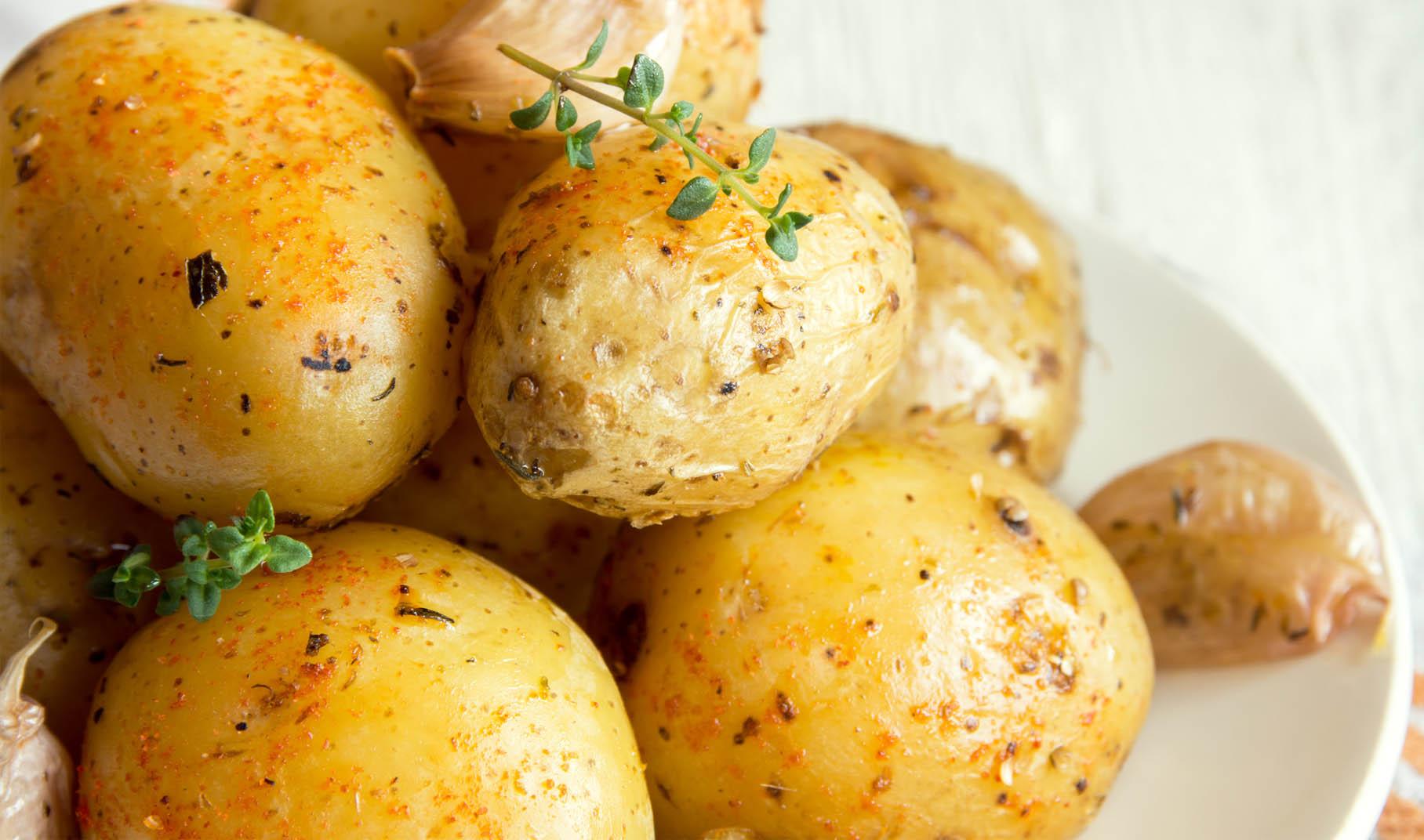 Молодая картошка в духовке рецепт с кожурой. Печеный картофель. Картофель в мундире. Печеный картофель в кожуре. Картофель кругляшками.