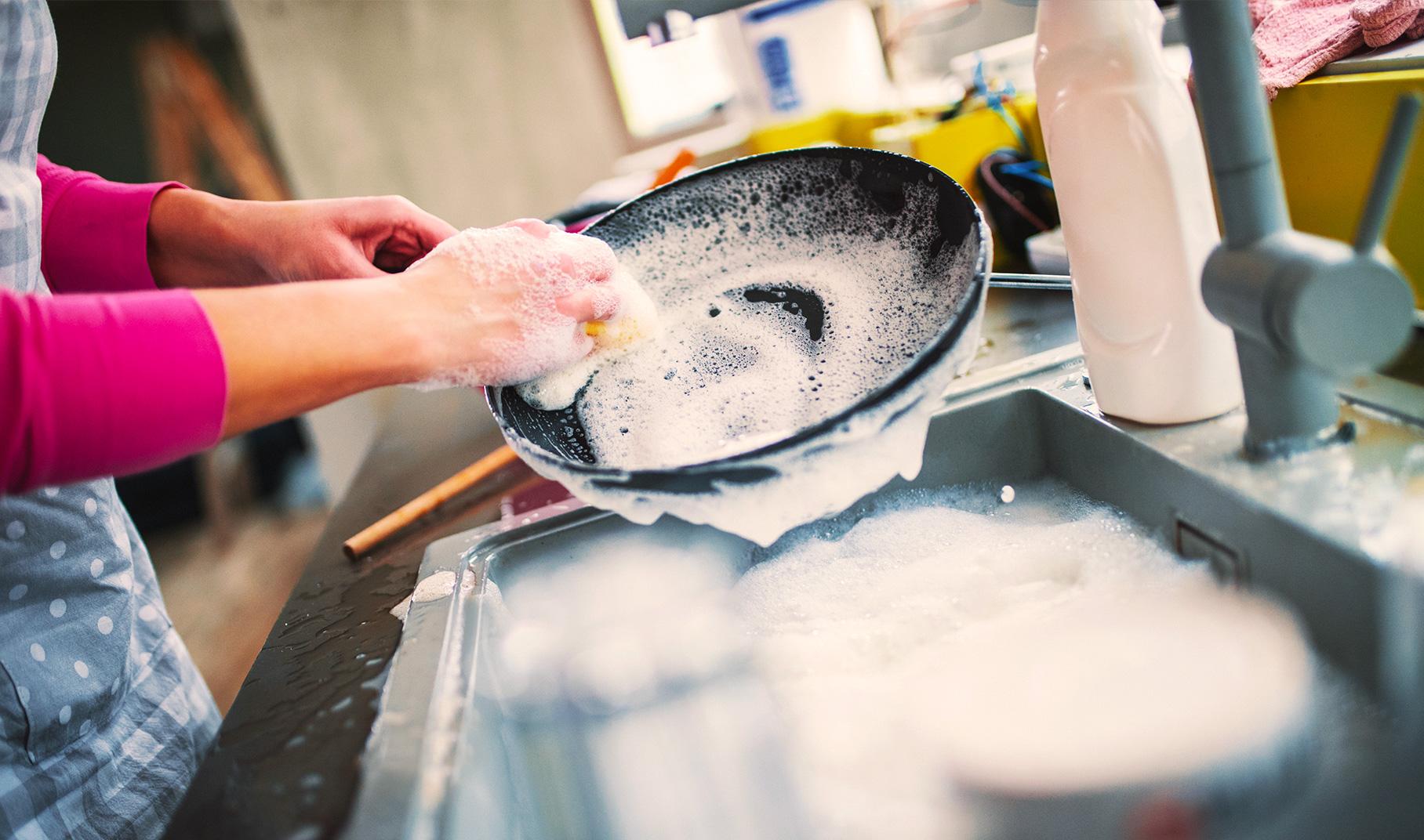 Pulire la cucina in 5 gesti, guida per disastri ai ...