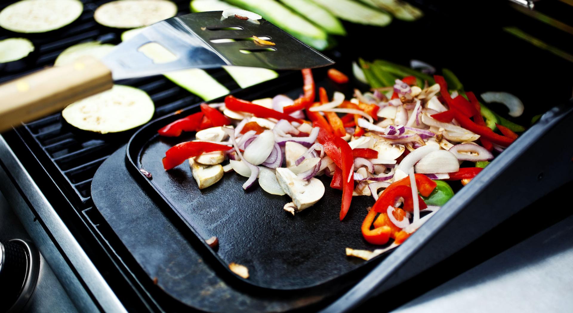 Pietra lavica per cucinare sul barbecue: cos'è e come funziona