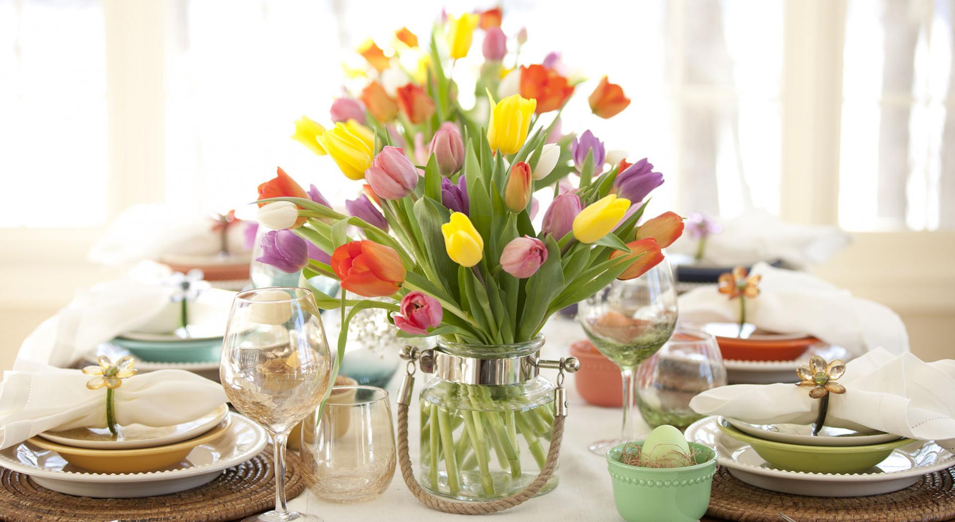 Bella primavera fiori e cesto di vimini sul tavolo. Decorazioni