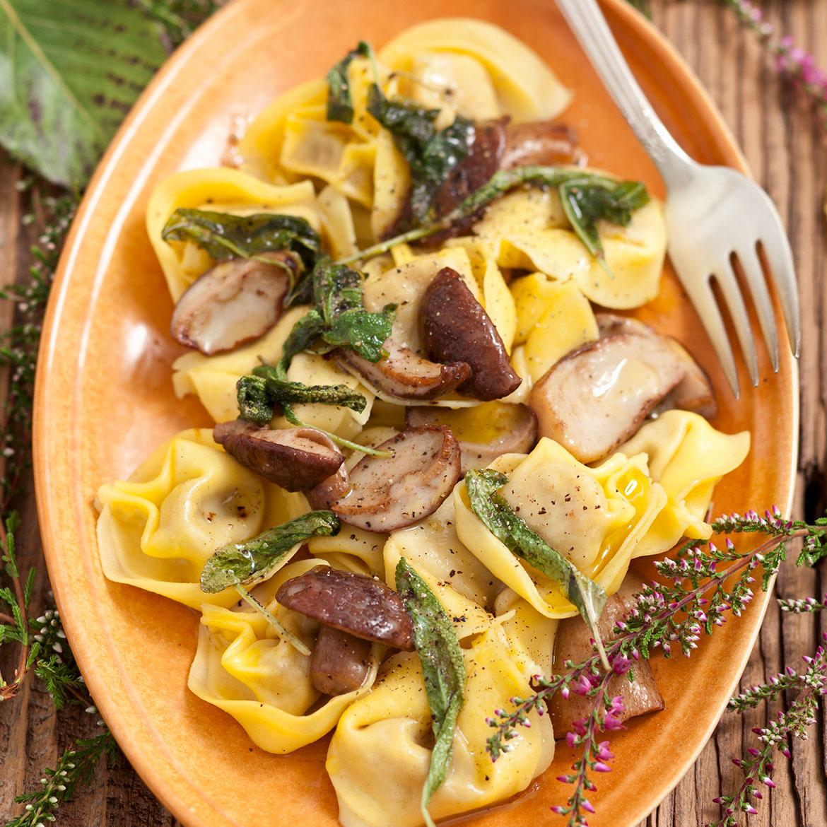 Tortelloni ripieni di coniglio, patate, porcini e salvia